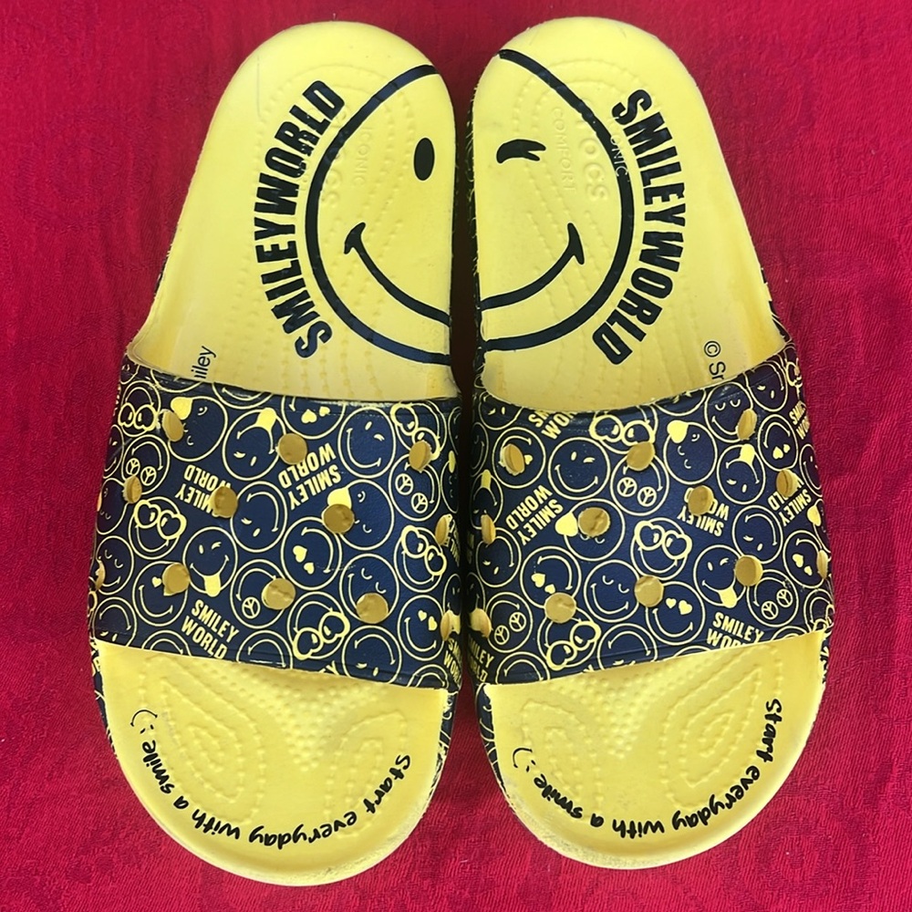RARE 🥰😉 CROCS Smiley World “Smiley Face” Yellow & Black Slides / Sandals 😉🥰